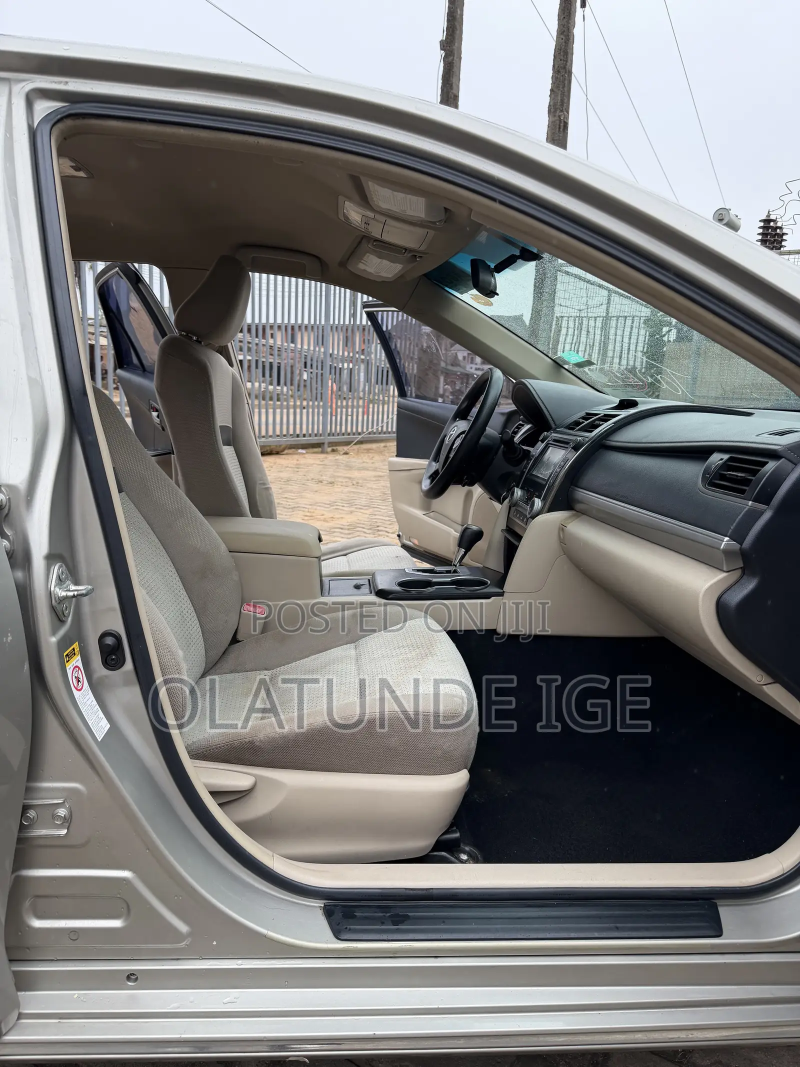 Toyota Camry LE 4dr Sedan (2.5L 4cyl 6A) 2014 Gold