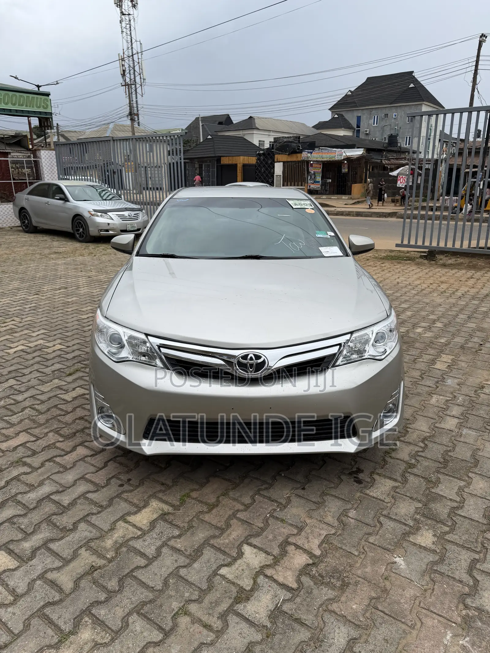 Toyota Camry LE 4dr Sedan (2.5L 4cyl 6A) 2014 Gold