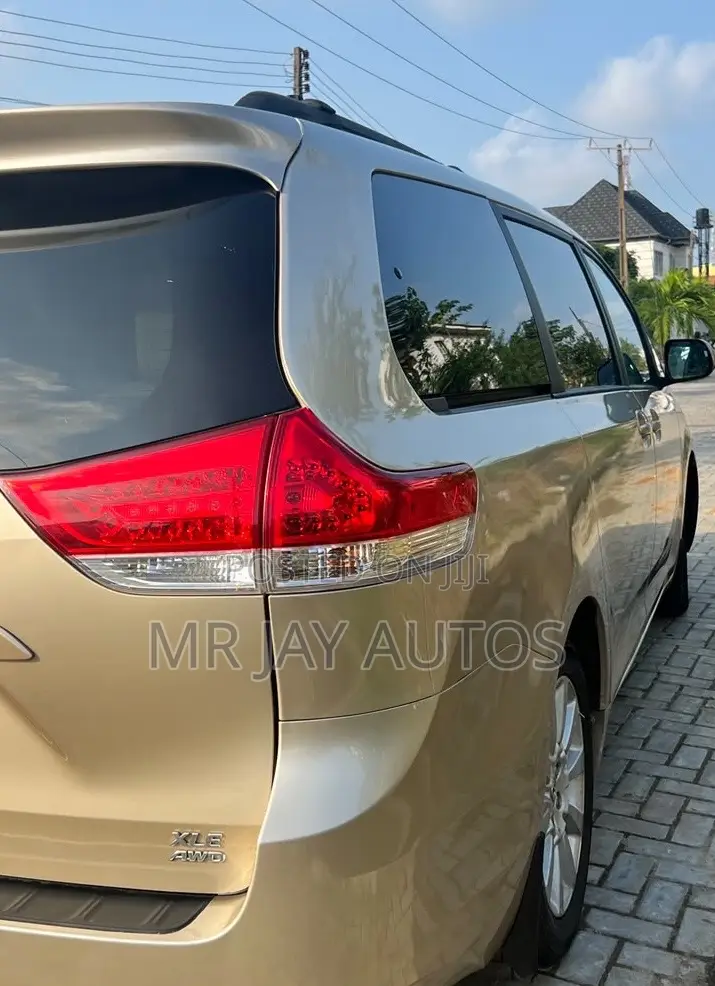 Toyota Sienna 2013 Gold