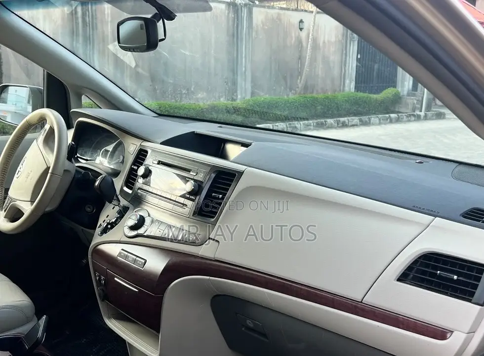 Toyota Sienna 2013 Gold