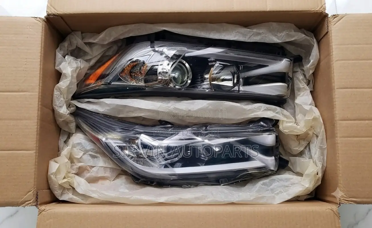2018 Toyota Highlander Headlight Assembly (Complete Left Right Set)