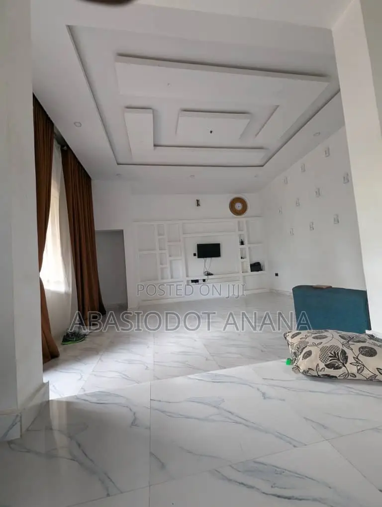 4bdrm Bungalow in Mbak Road, Uyo for sale