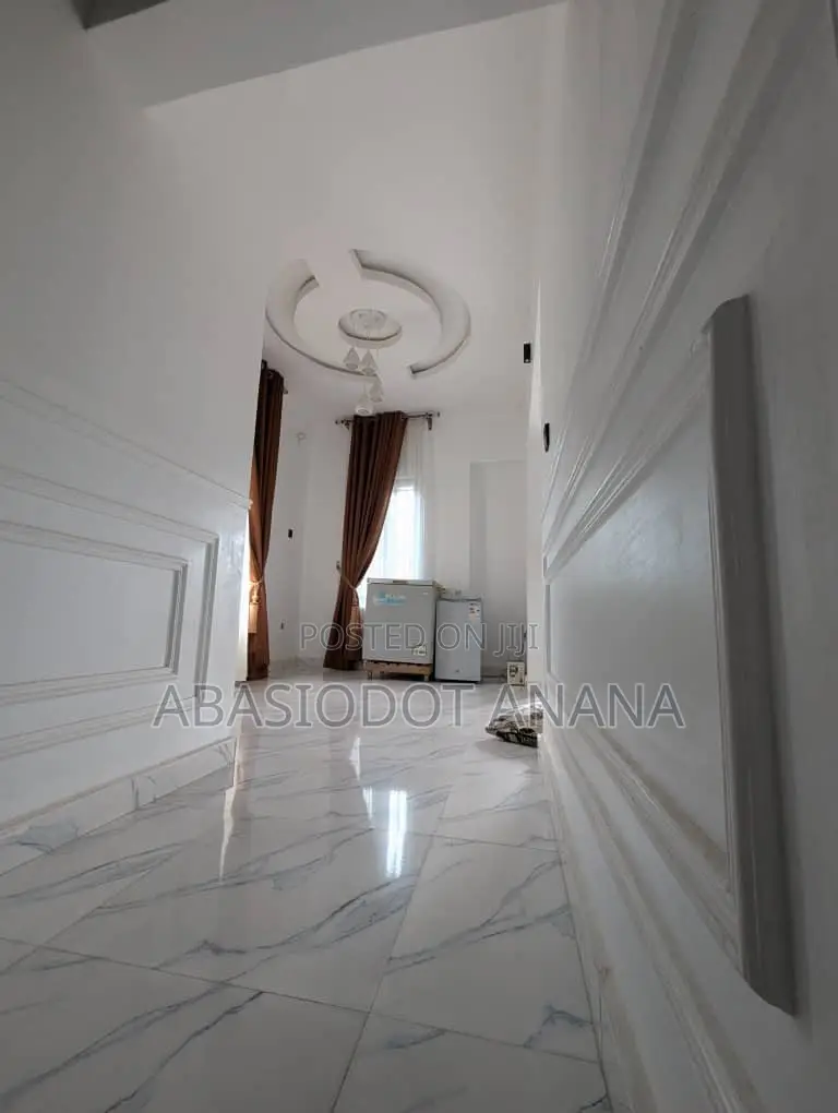 4bdrm Bungalow in Mbak Road, Uyo for sale