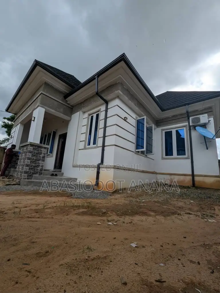 4bdrm Bungalow in Mbak Road, Uyo for sale