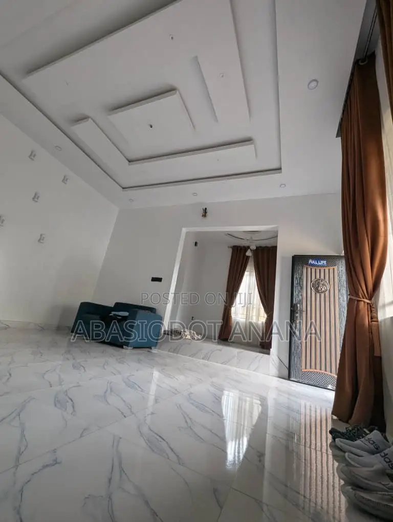 4bdrm Bungalow in Mbak Road, Uyo for sale