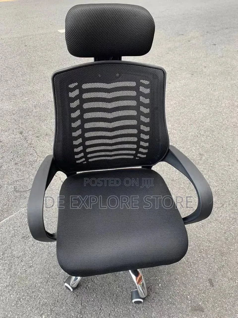 Office Chair With Headrest Perfect for Conference Setting