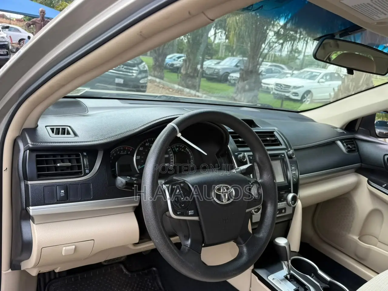 Toyota Camry LE 4dr Sedan (2.5L 4cyl 6A) 2014 Gold