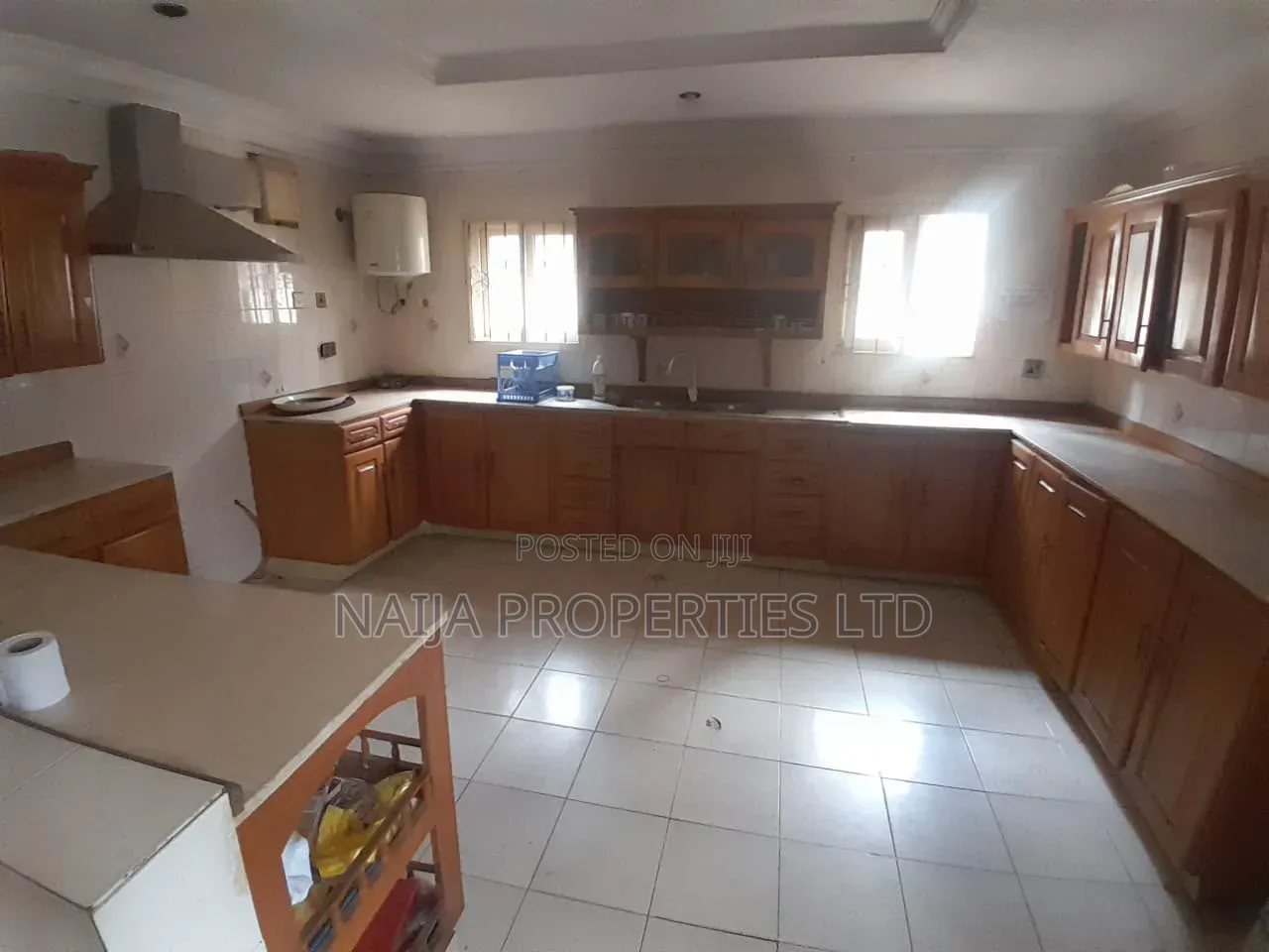 10 Bedroom Detached House With Pool at Oniru for Rent