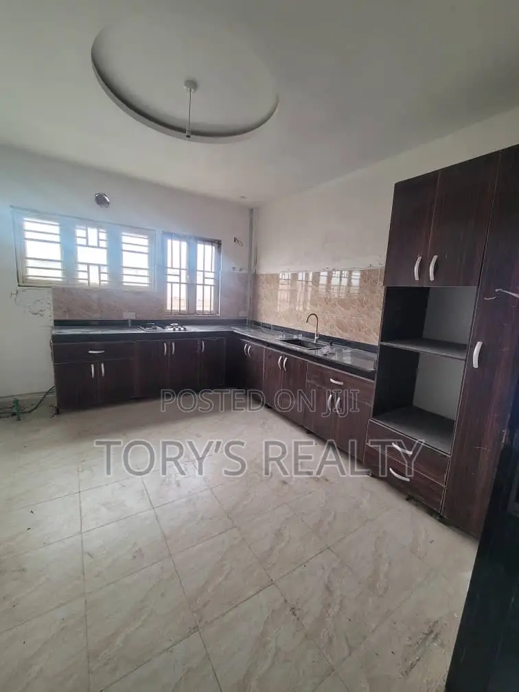 2bdrm Apartment in Lekki Phase 1 for rent