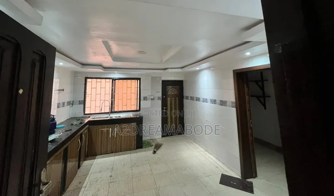 9bdrm Duplex in Cmd Road, GRA Phase 2 Shangisha for rent