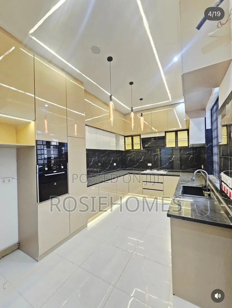 5bdrm Duplex in Thomas Estate for sale
