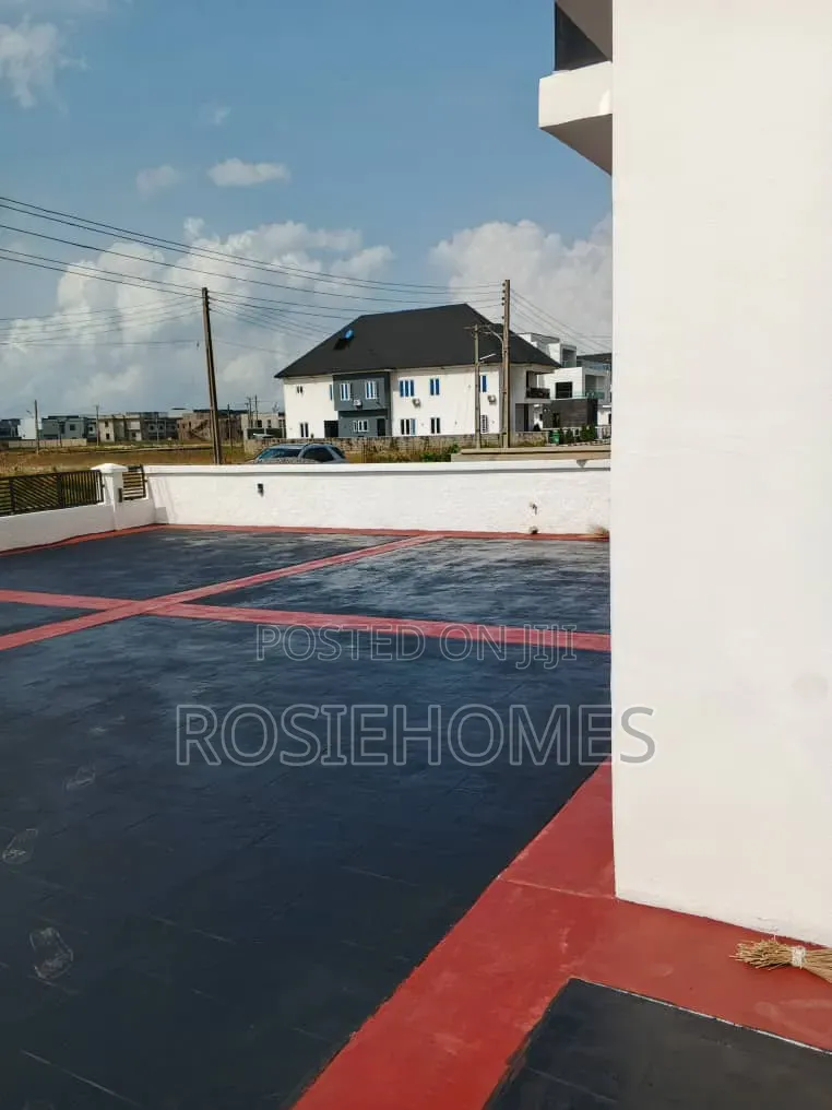 5bdrm Duplex in Chaplain Court, Ogombo for sale