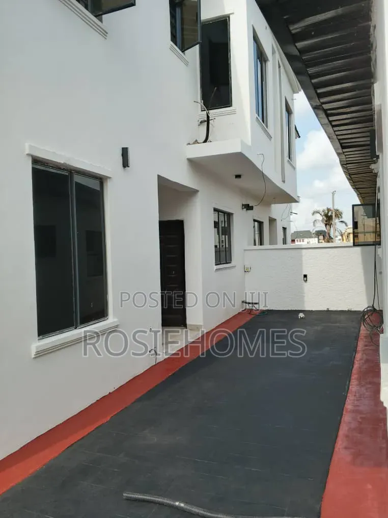 5bdrm Duplex in Chaplain Court, Ogombo for sale