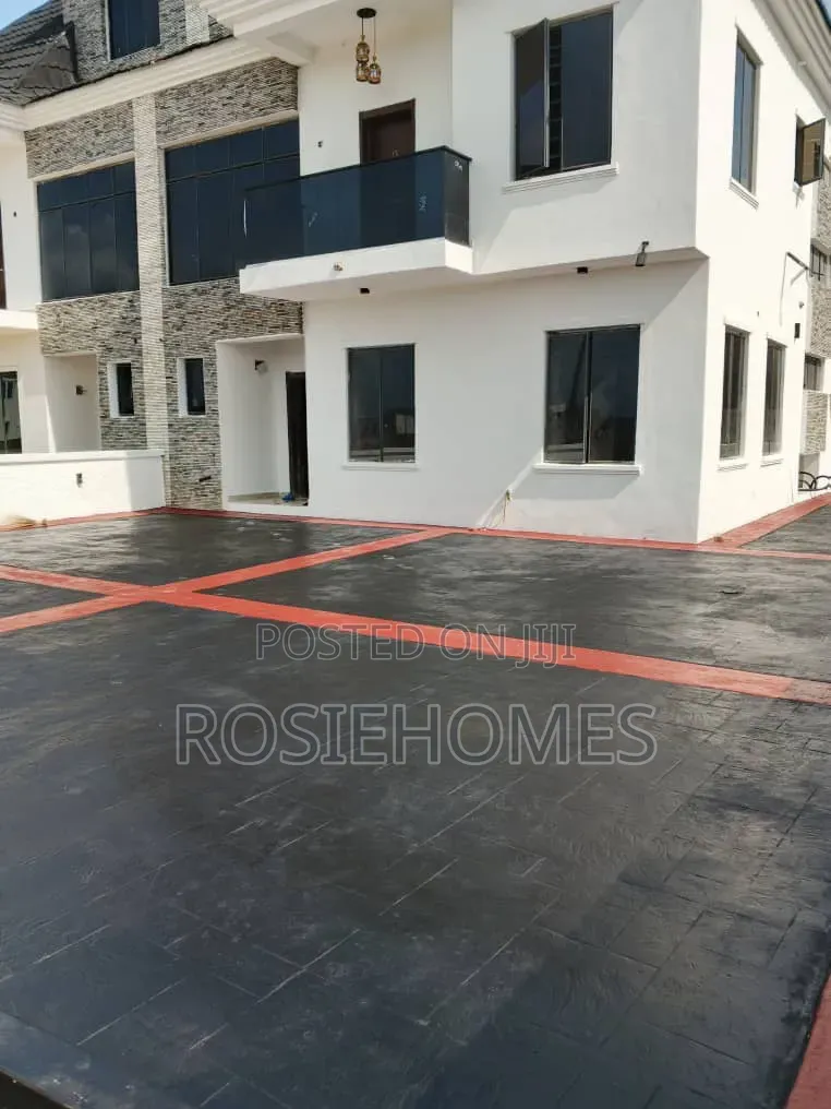 5bdrm Duplex in Chaplain Court, Ogombo for sale
