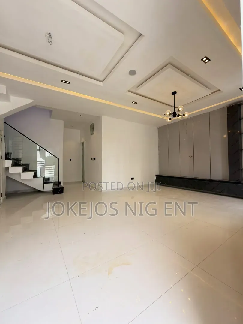 5bdrm Duplex in Idado for sale