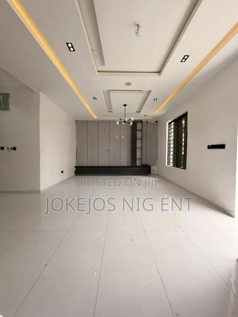 5bdrm Duplex in Idado for sale