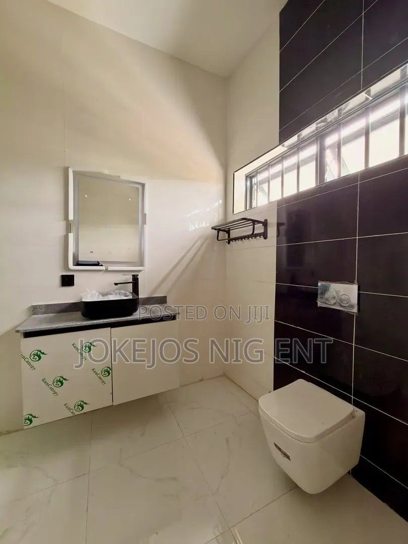5bdrm Duplex in Idado for sale