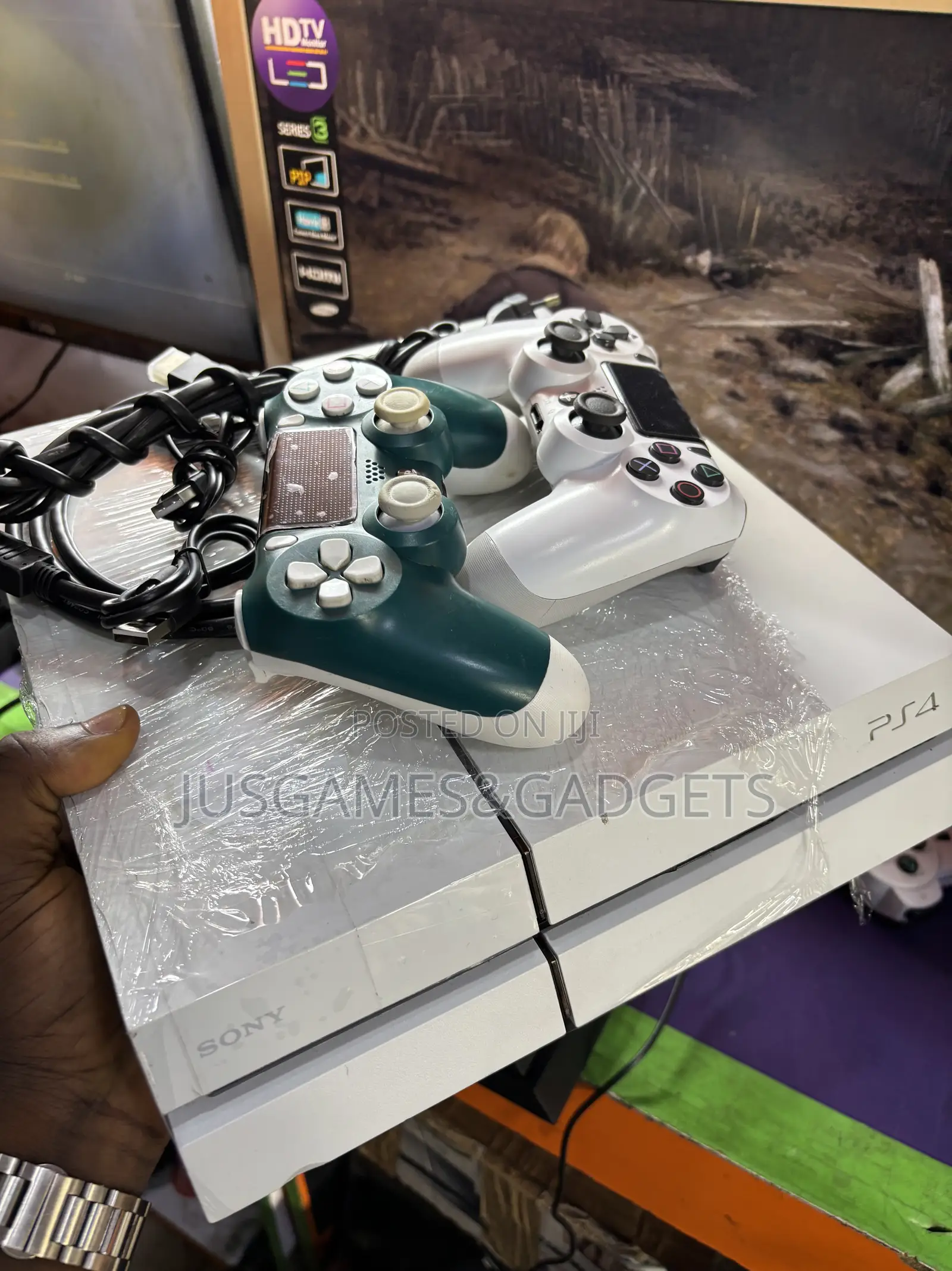 London Used PlayStation 4 Console With 10games Installed and Accessor