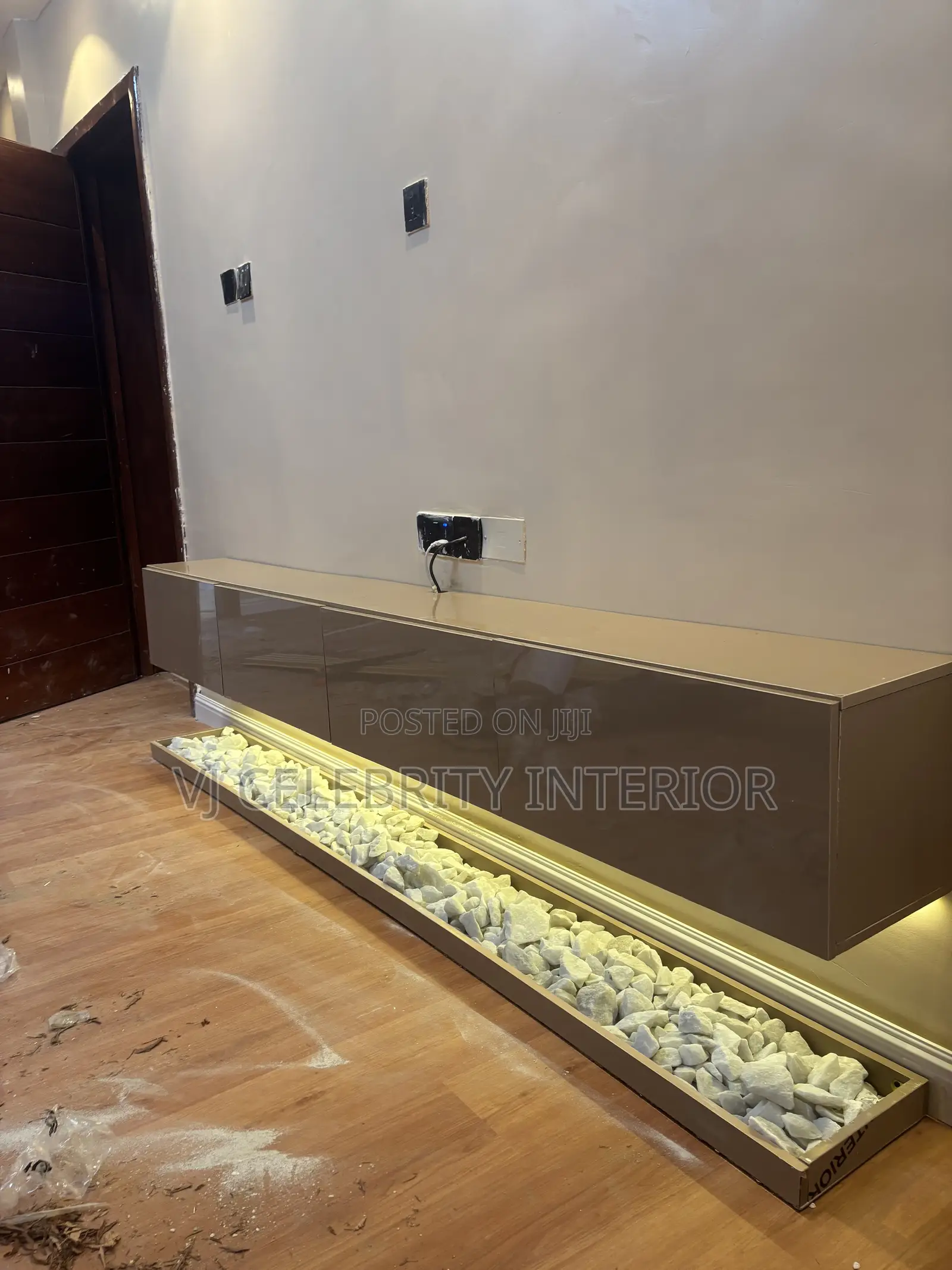 Brand New Beige 8ft HDF FLOATING With Marble Stones and Light