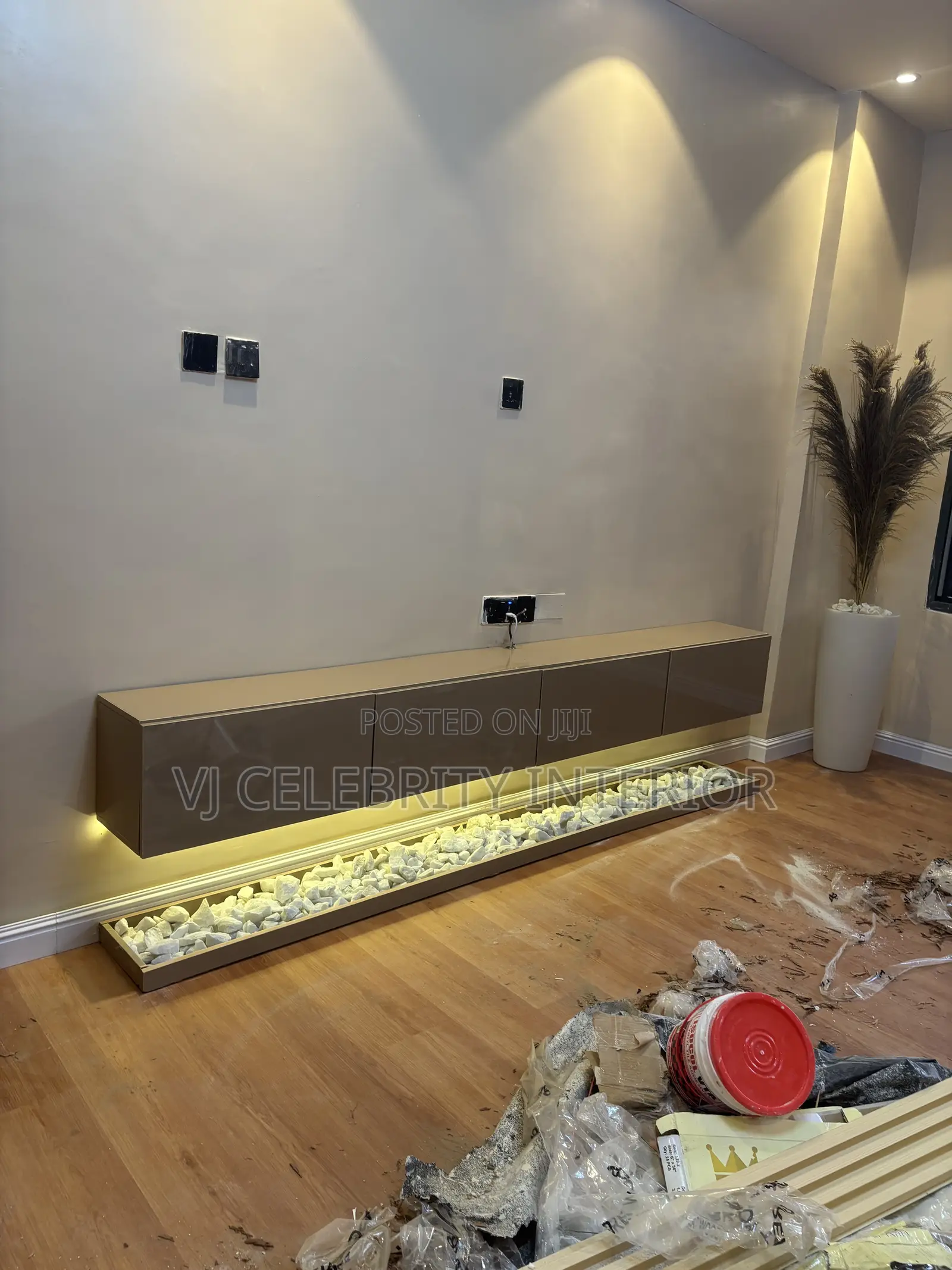 Brand New Beige 8ft HDF FLOATING With Marble Stones and Light
