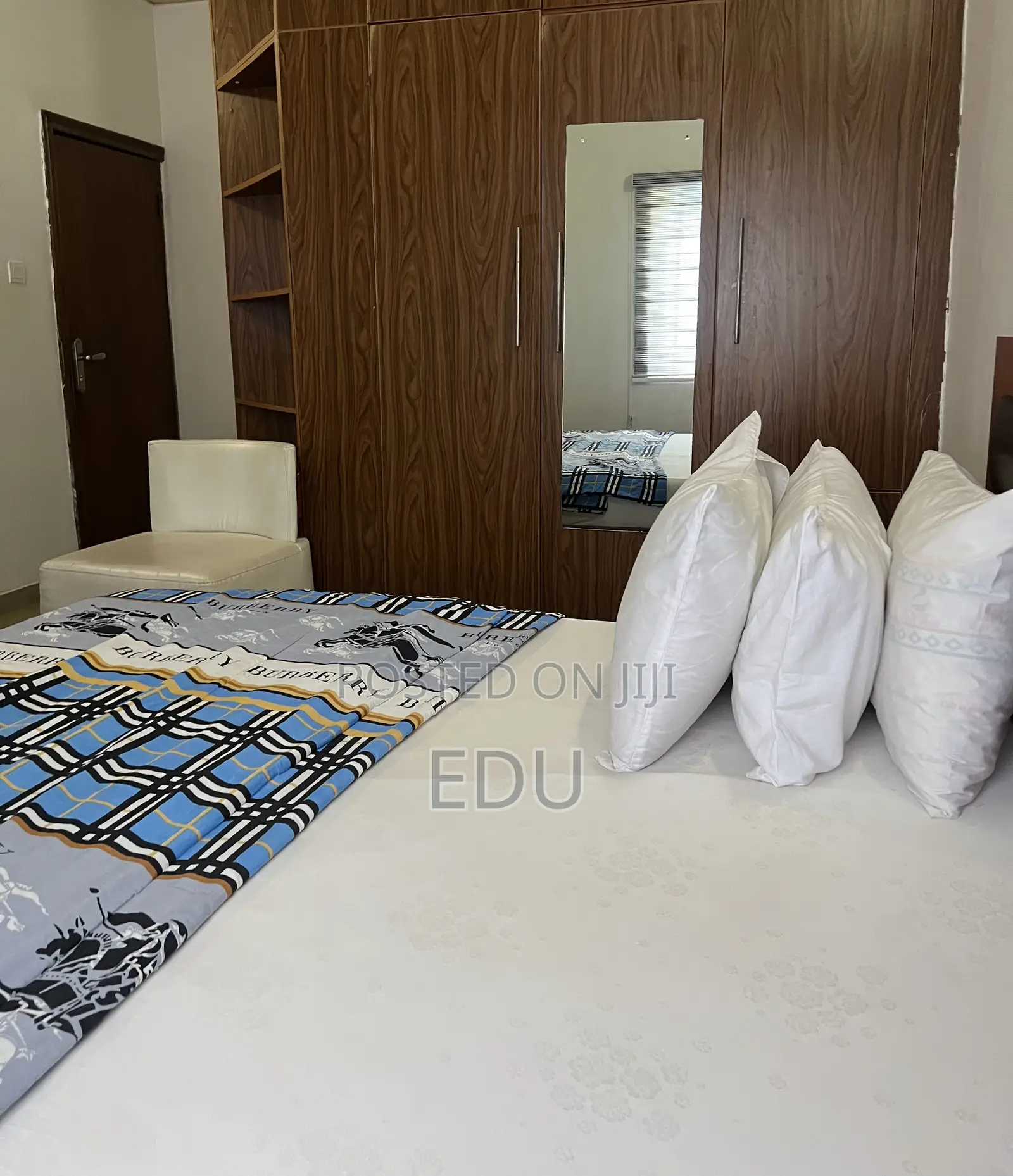 A Well Furnished Apartment- Queen