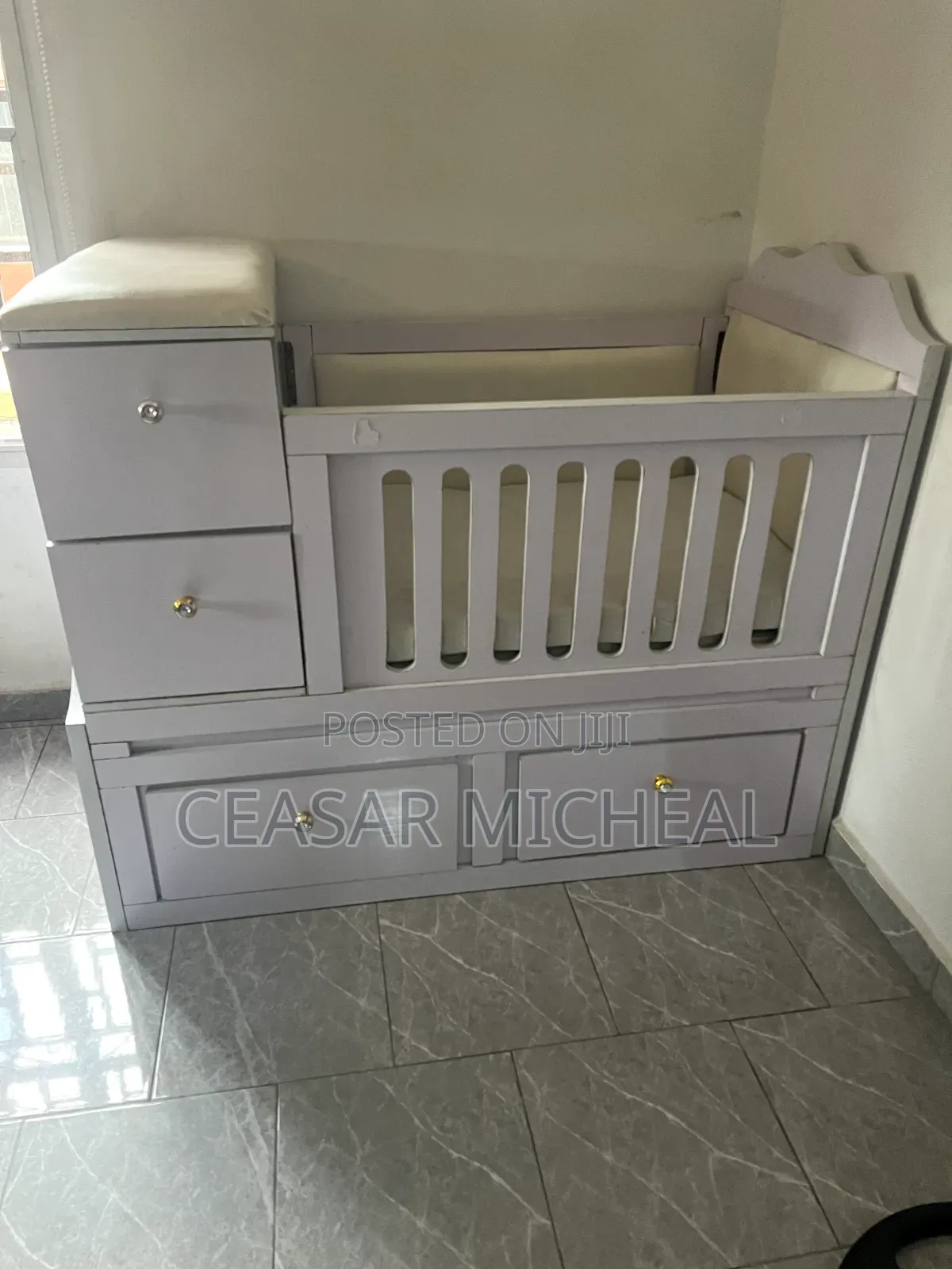 Convertible Baby Crib, Foam, Changing Table Drawers for Baby 1-3 Yrs