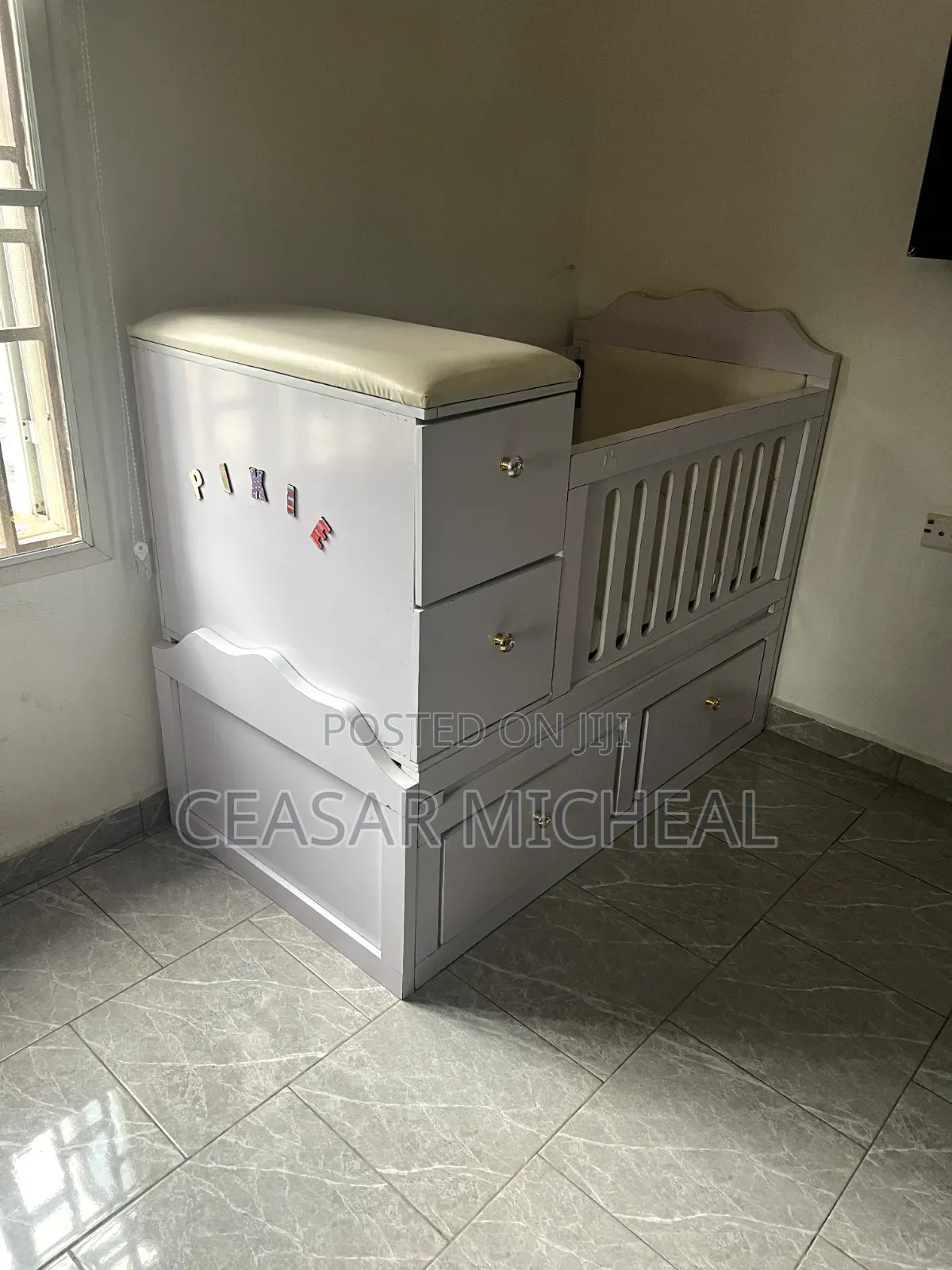 Convertible Baby Crib, Foam, Changing Table Drawers for Baby 1-3 Yrs