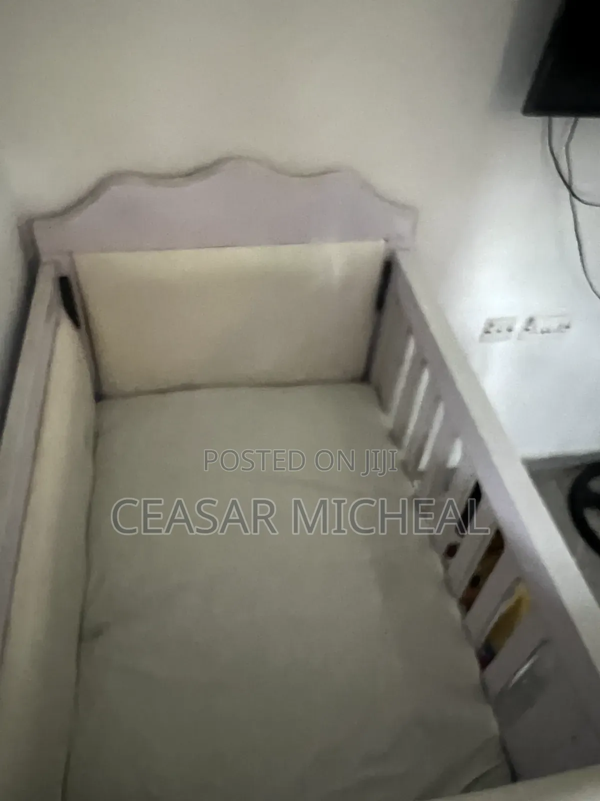Convertible Baby Crib, Foam, Changing Table Drawers for Baby 1-3 Yrs