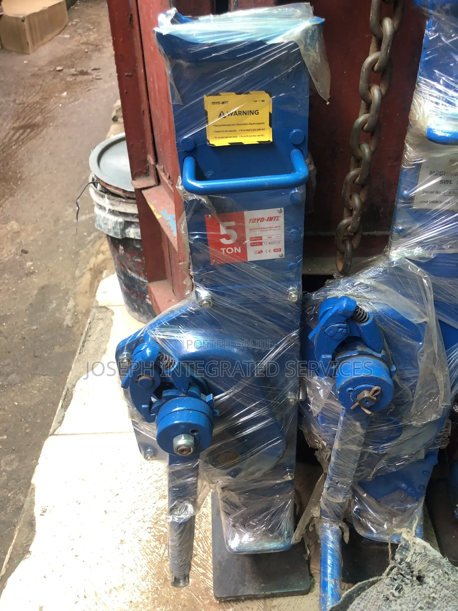 Toyo-Intl Mechanical Jack With a 5-Ton Lifting Capacity.