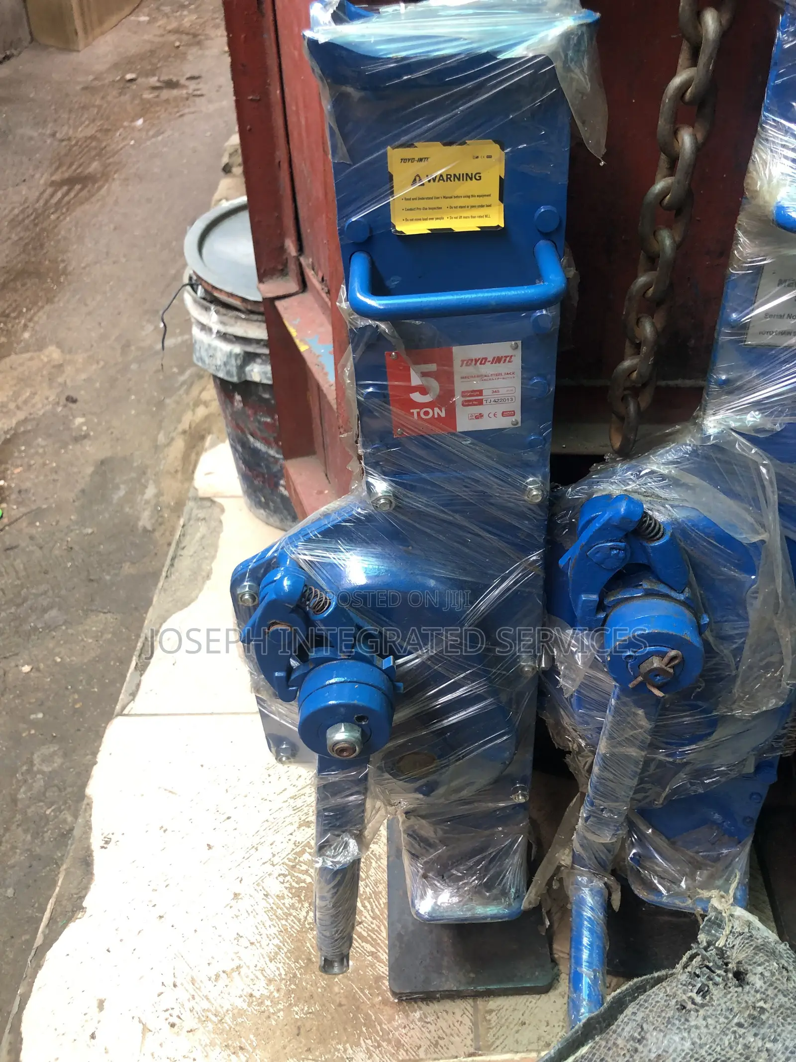 Toyo-Intl Mechanical Jack With a 5-Ton Lifting Capacity.
