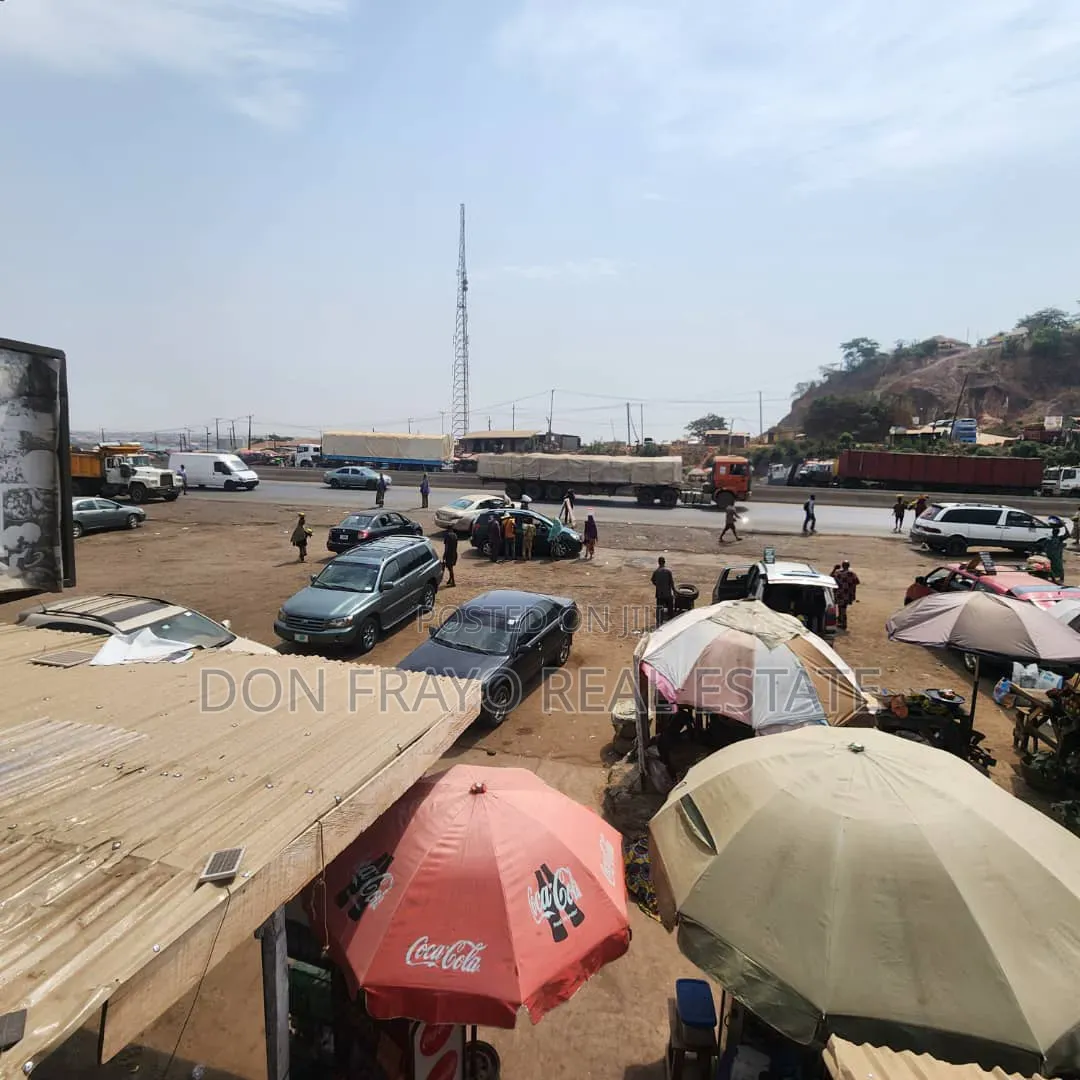 A Big Shop to Let at Ibadan Toll Gate Motor Park