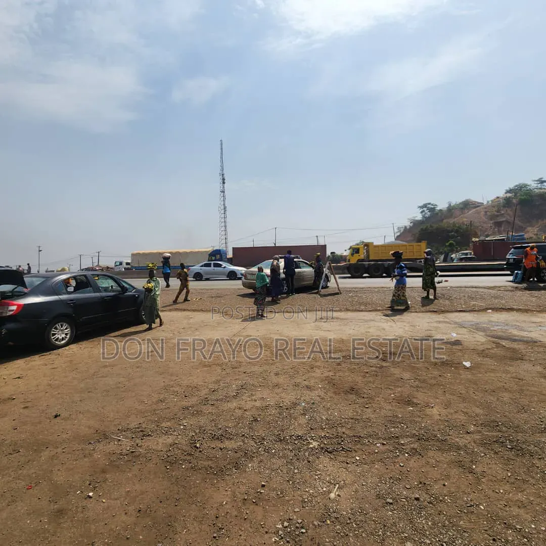 A Big Shop to Let at Ibadan Toll Gate Motor Park