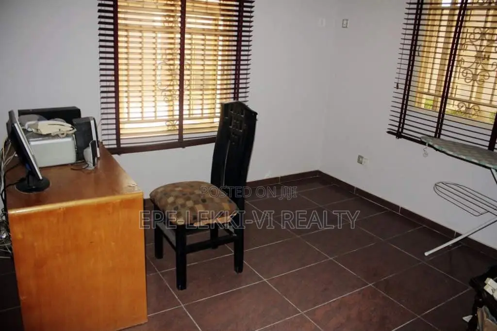 10bdrm House in Lekki for sale