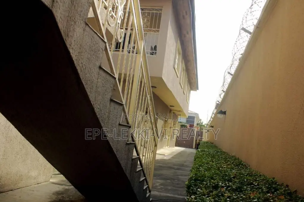 10bdrm House in Lekki for sale