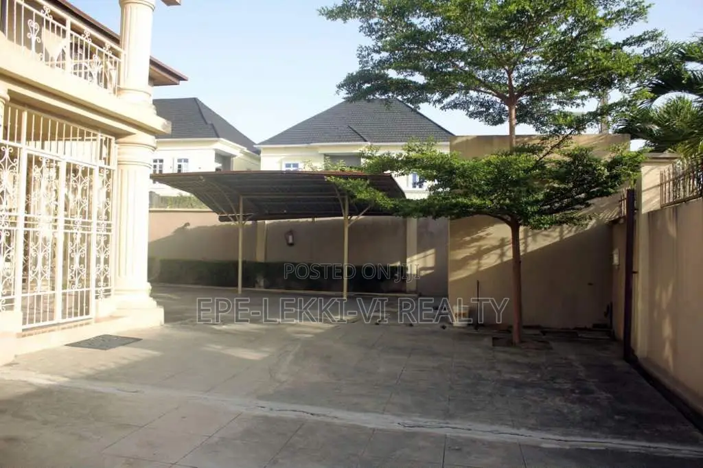 10bdrm House in Lekki for sale