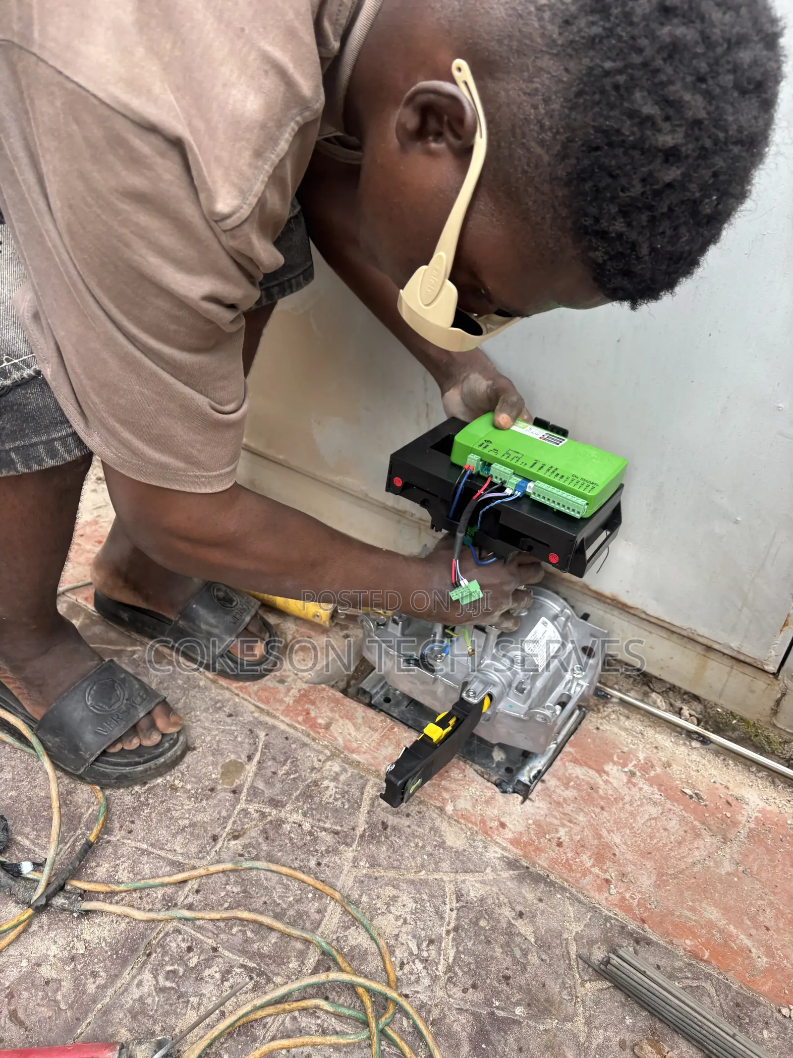Ultra-Quiet Remote Control Sliding Gate Opener Engine Installation