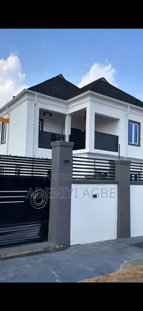 5bdrm Duplex in Shola F. Adedui, Idishin for sale