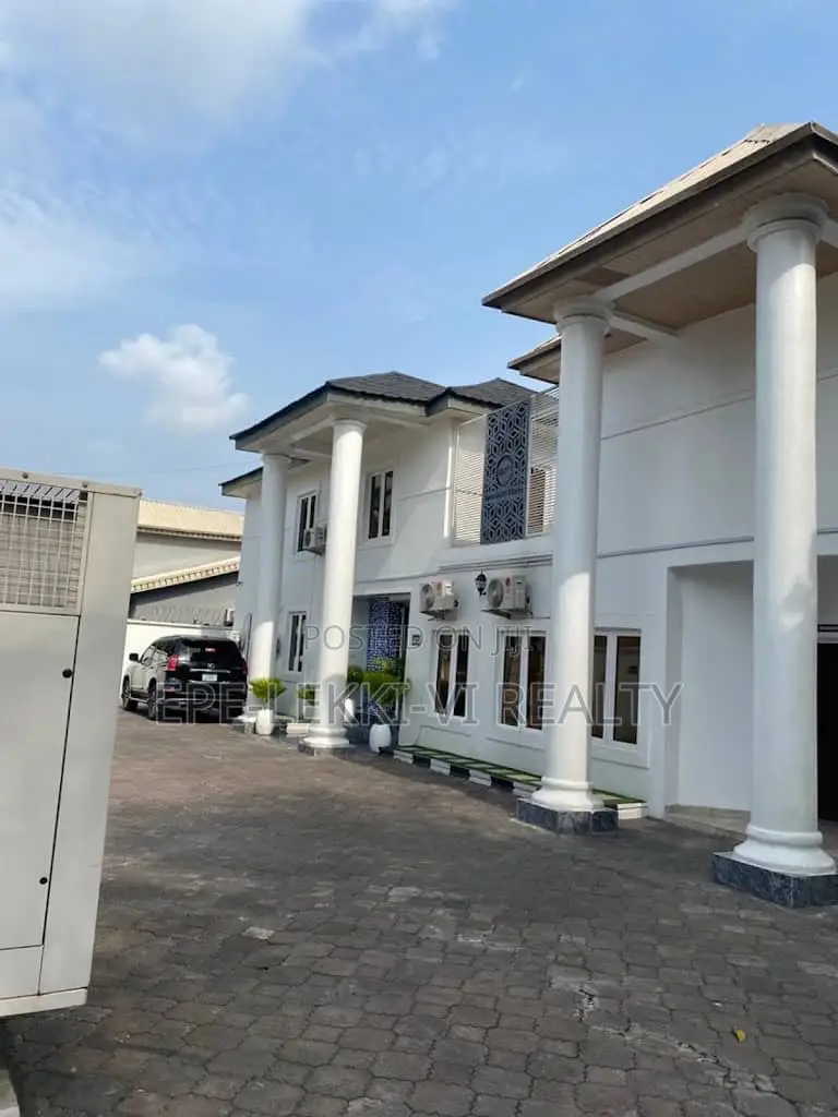 10bdrm House in Lekki for sale