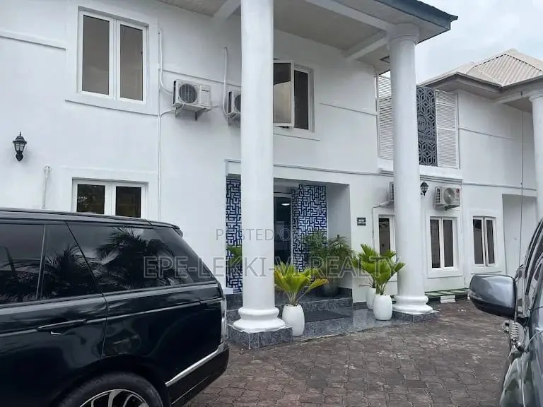 10bdrm House in Lekki for sale