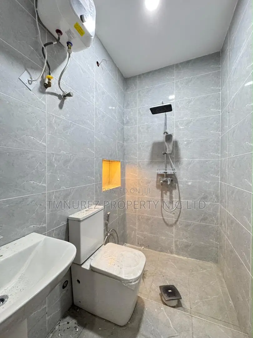 2bdrm Apartment in Surulere for sale
