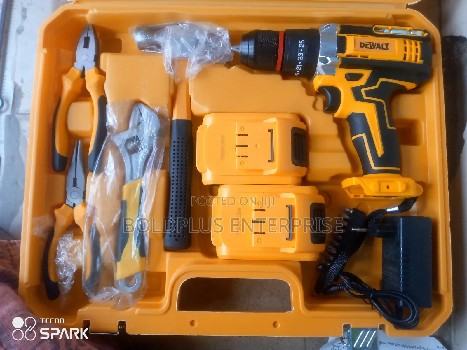 68 Volt Screwing Machine With Tools Set