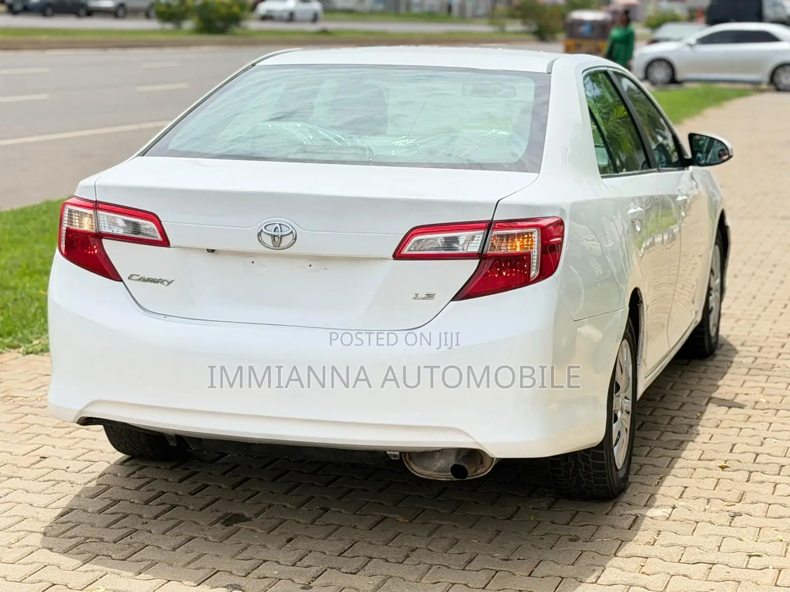 Toyota Camry LE 4dr Sedan w/Prod. End 11/13 (2.5L 4cyl 6A) 2014 White