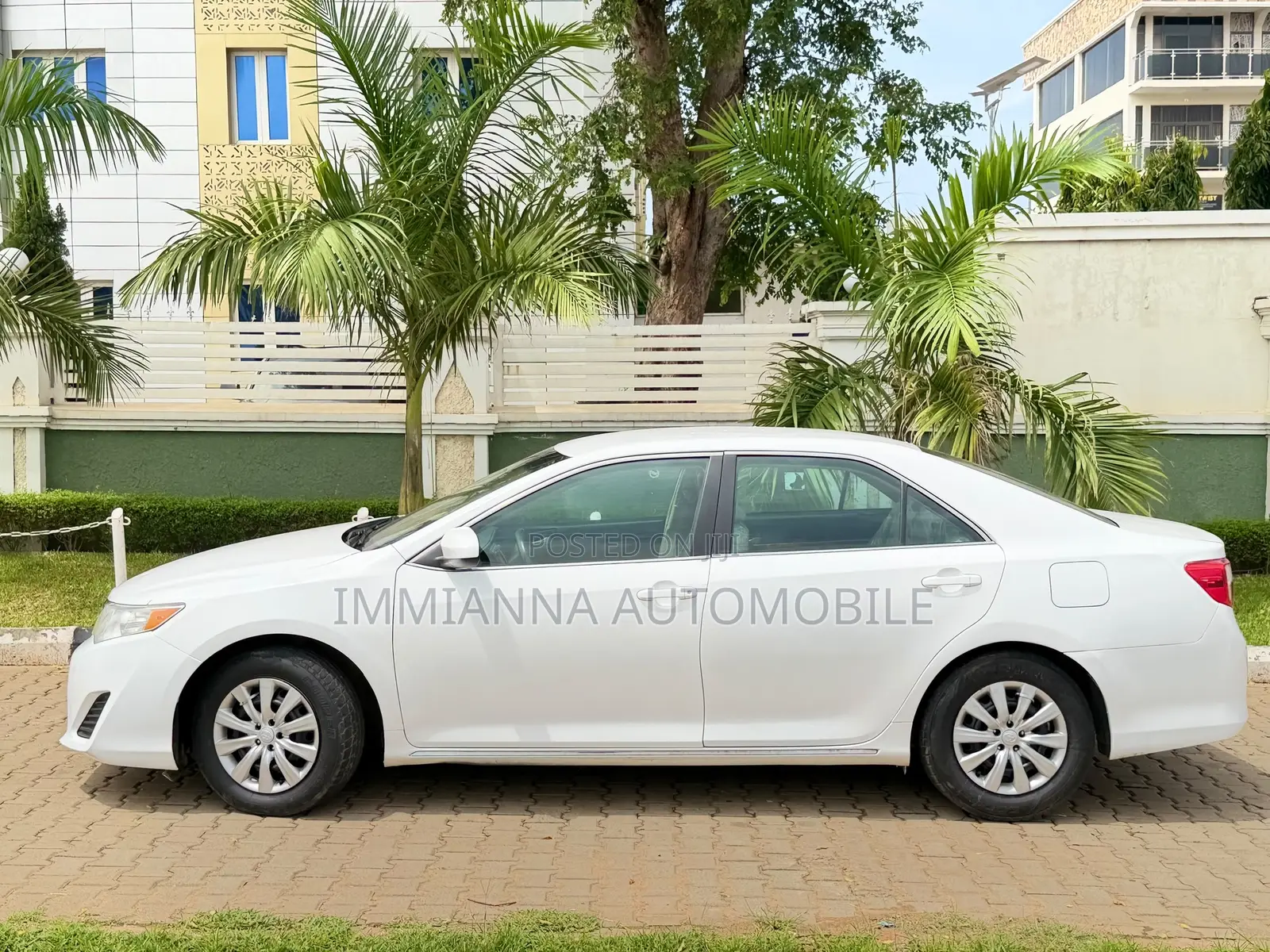 Toyota Camry LE 4dr Sedan w/Prod. End 11/13 (2.5L 4cyl 6A) 2014 White