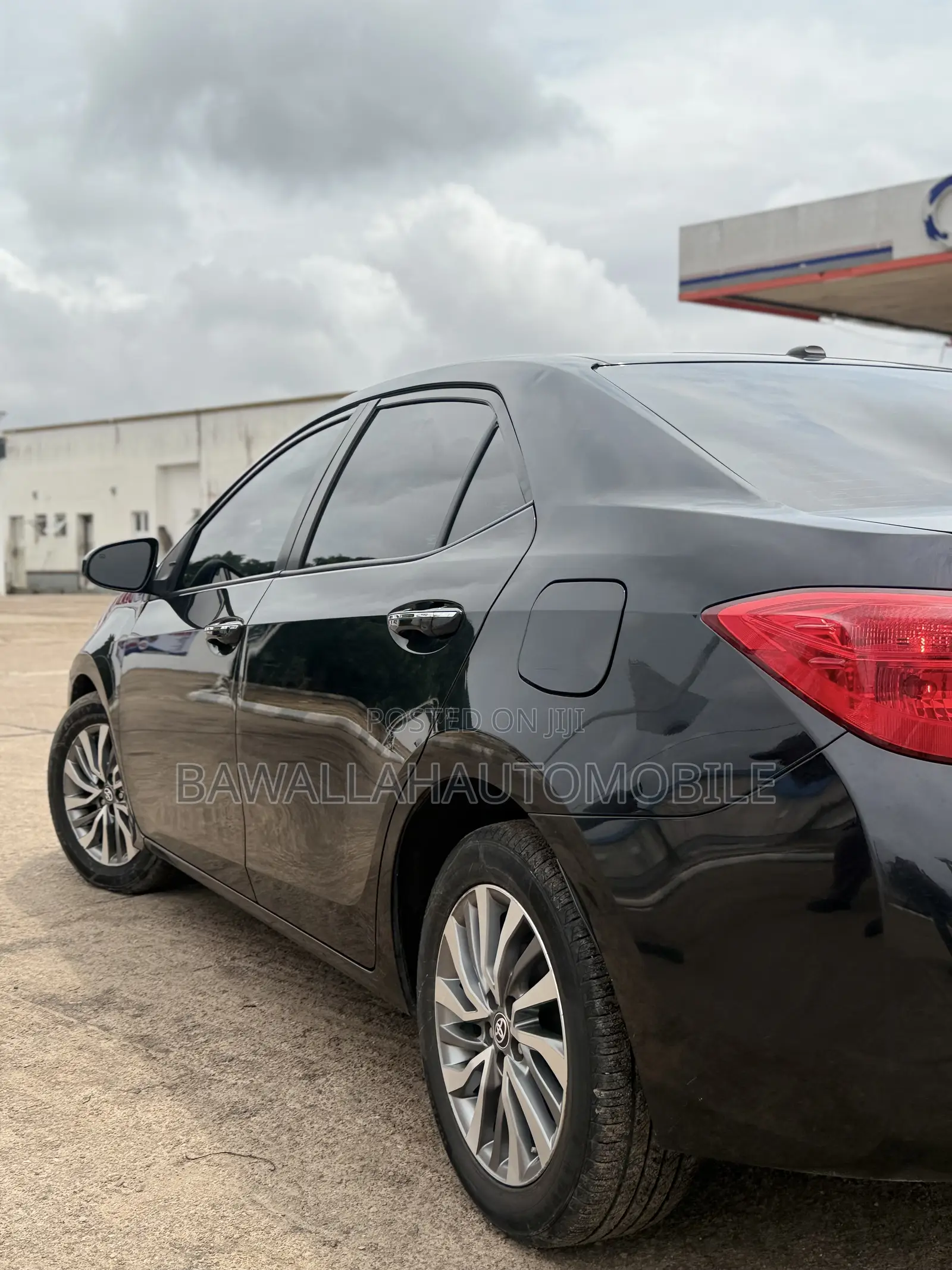Toyota Corolla XLE (1.8L 4cyl 2A) 2018 Black