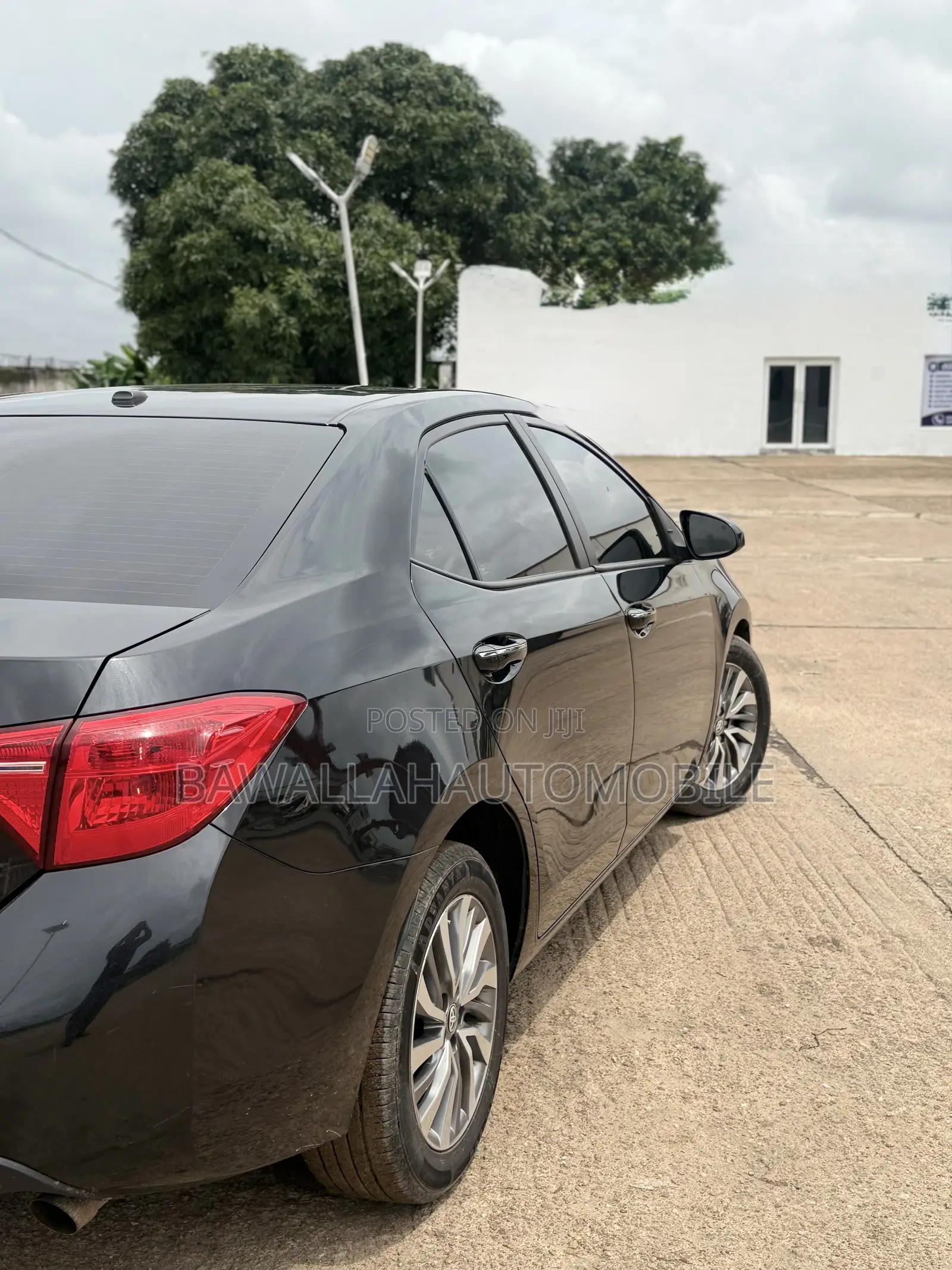 Toyota Corolla XLE (1.8L 4cyl 2A) 2018 Black