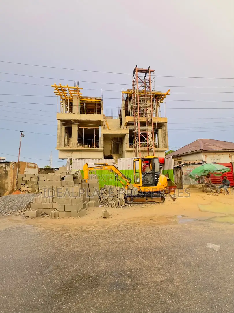 3bdrm Apartment in Yaba for sale