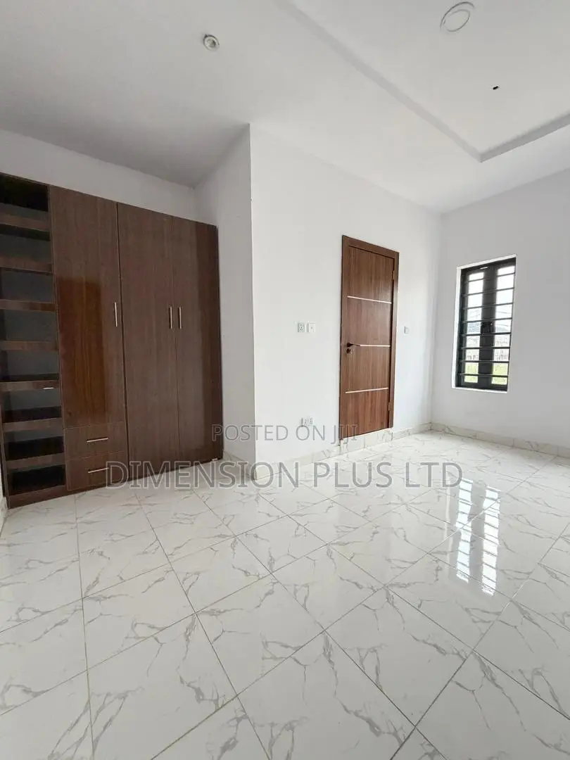 3bdrm Duplex in Ikota for sale