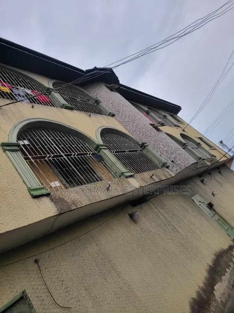 2bdrm Block of Flats in Uvwie for sale