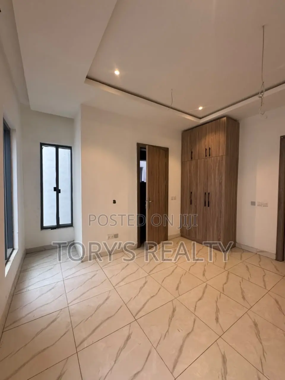 5bdrm Duplex in Osapa london for sale