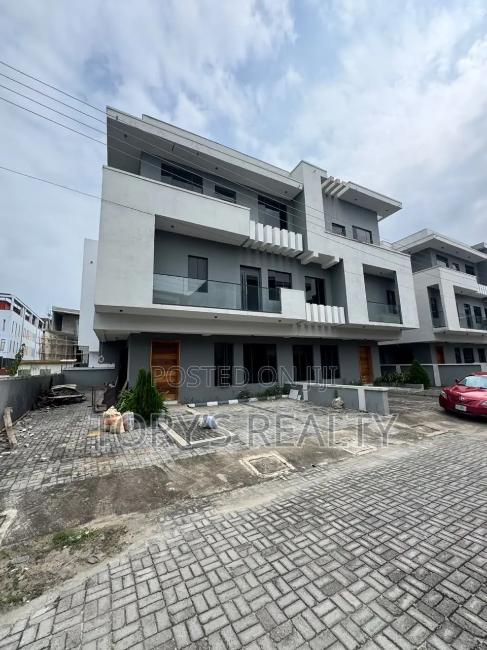 5bdrm Duplex in Osapa london for sale